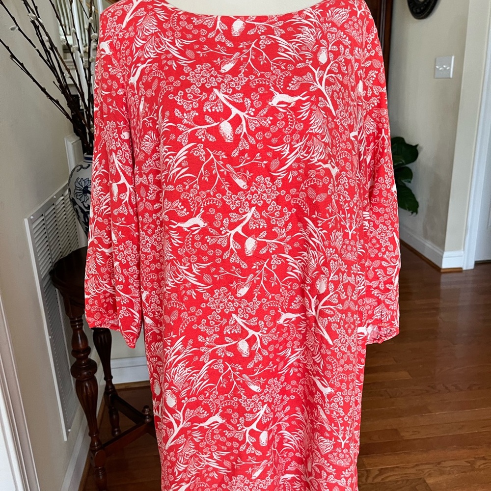 Cute shift dress in soft red with white pattern throughout, size Large